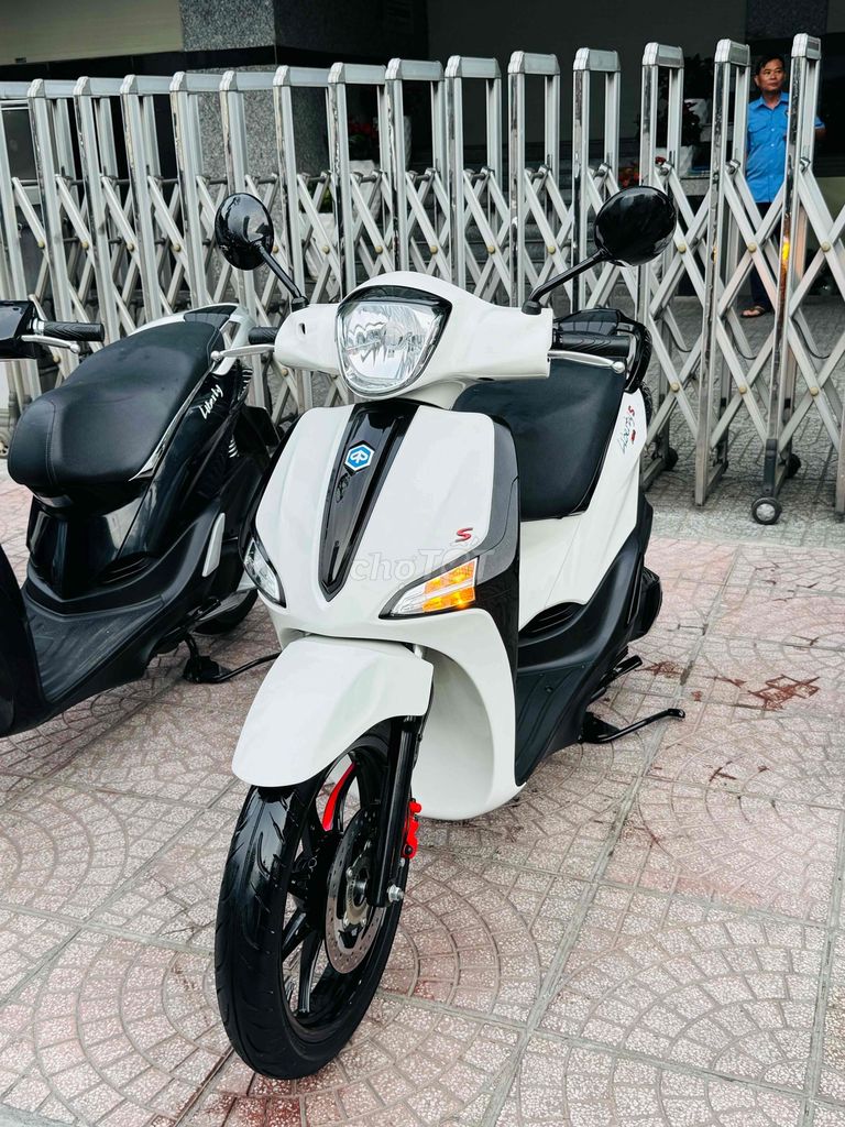 Lyberty S Iget Abs 2021 trắng đen sporty bs tphcm. Mua bán Xe máy tại Quận Phú Nhuận Tp Hồ Chí Minh được đăng bởi VESPA Piaggio Quốc Vương  hình 2