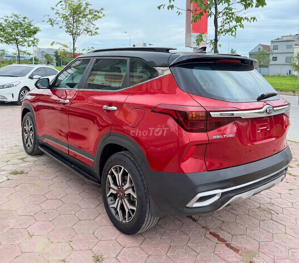 Красный Kia Seltos Luxury на 5 мест