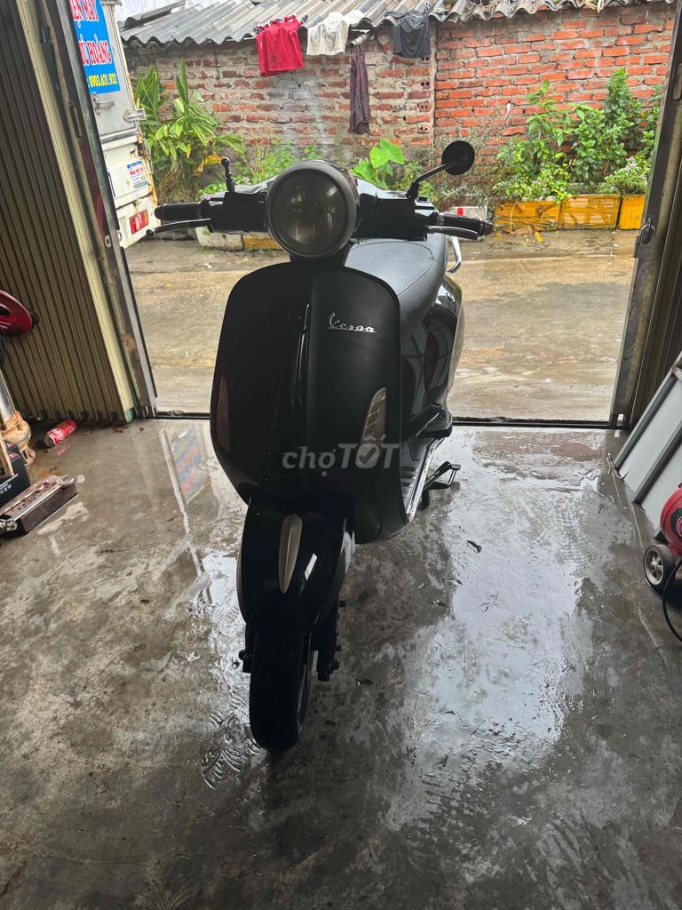 Черный электрический скутер Vespa