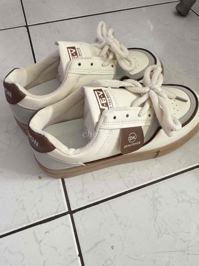 Giày thể thao Unisex Da Trắng. Mua bán Giày dép tại Thành phố Thủ Dầu Một Bình Dương được đăng bởi Nguyễn Linh hình 1