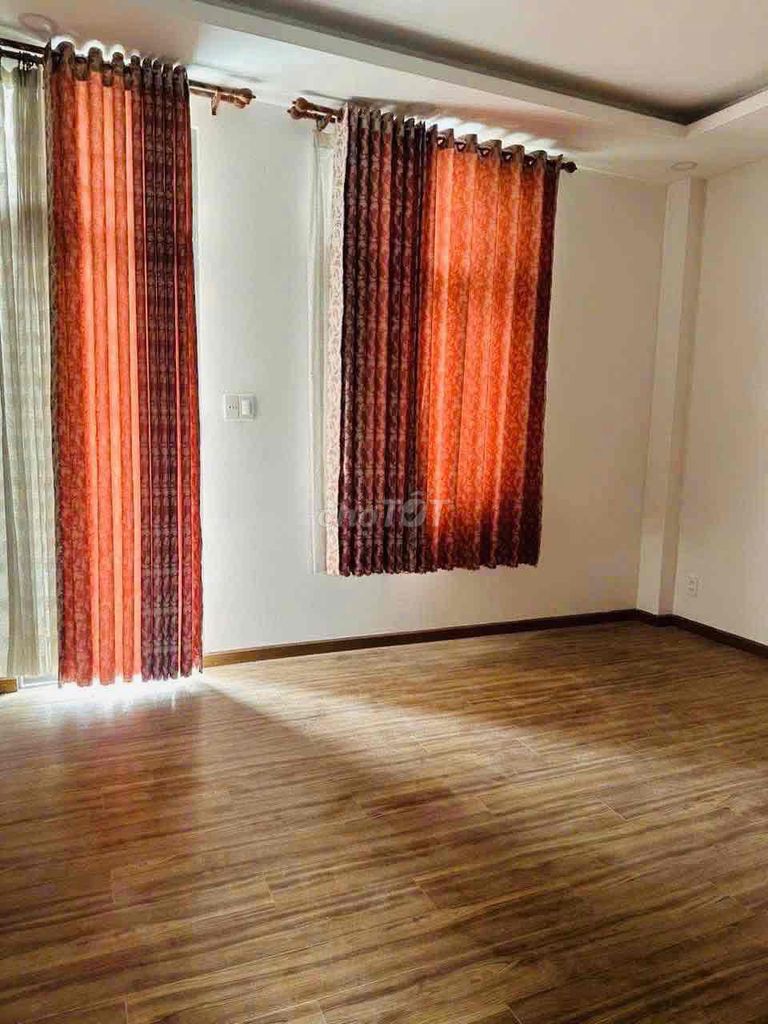 Просторный дом (рядом с перекрестком Га), 3 этажа, 4 спальни, 3 санузла, с мебелью