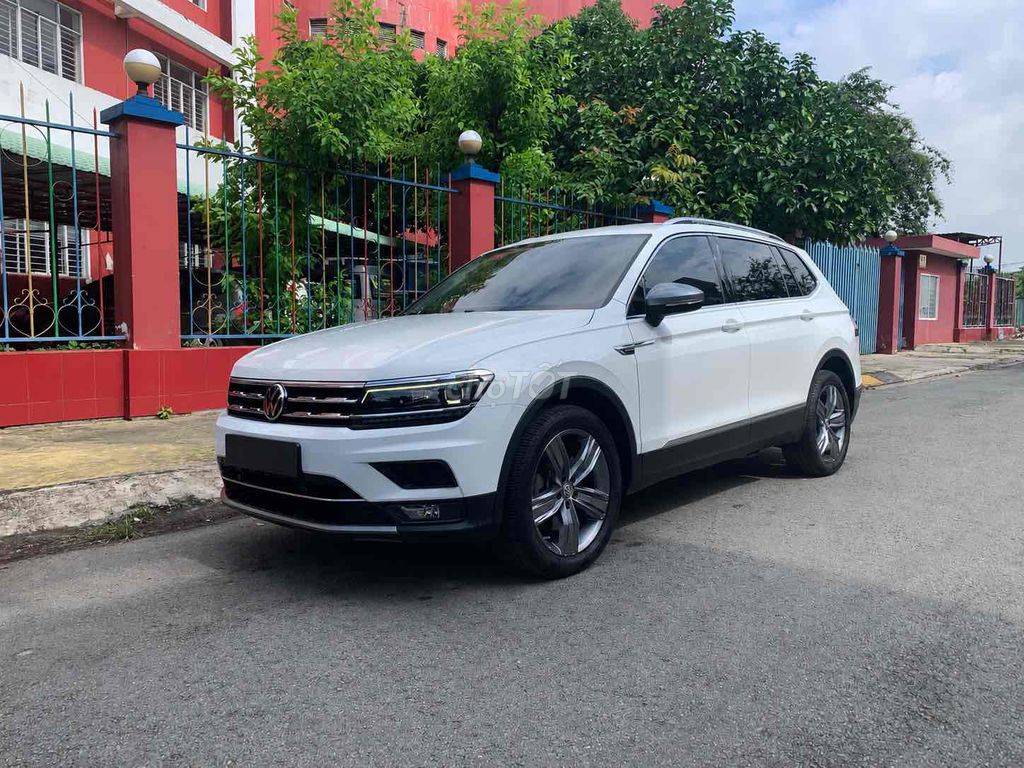 Volkswagen Tiguan 2018 белый 100 000 км