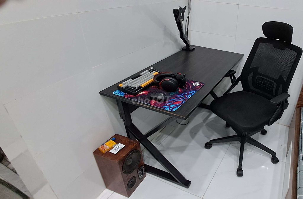 Bàn ghế làm việc Gỗ Lưới Đen Như mới. Mua bán Bàn ghế tại Thành phố Biên Hòa Đồng Nai được đăng bởi Dong Nguyen hình 1