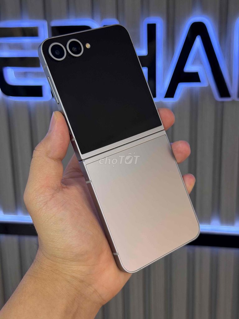 Samsung Zflip 6 256GB Bạc 98%. Mua bán Điện thoại tại Quận 3 Tp Hồ Chí Minh được đăng bởi Phone2Hand hình 1