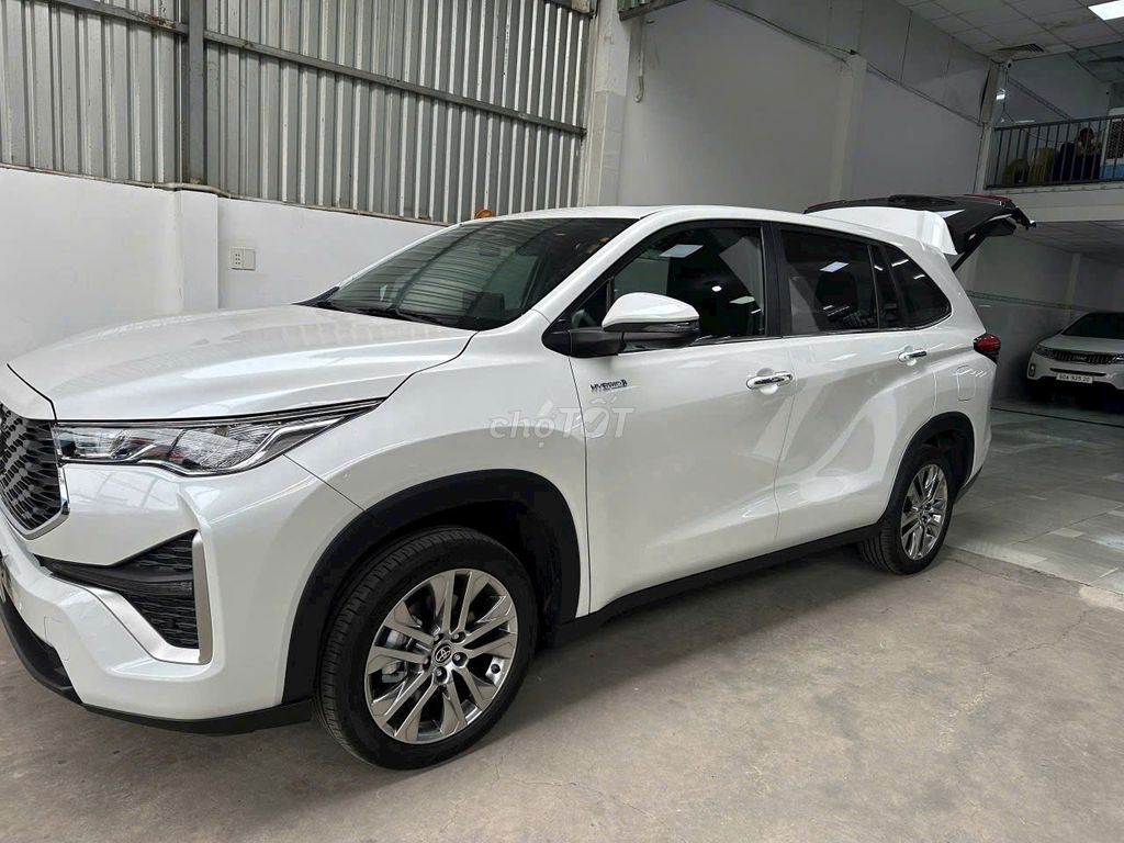 Toyota Innova Cross 2024 trắng giao ngay toàn quốc