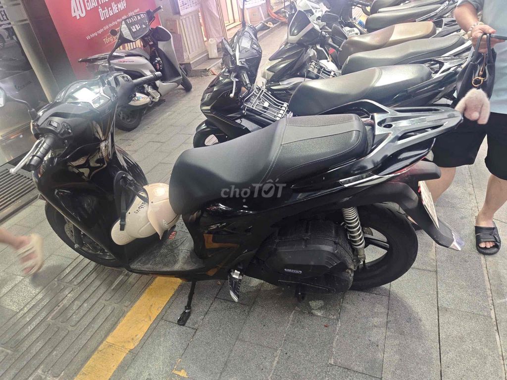 Honda SH 125i, черный, высокий скутер