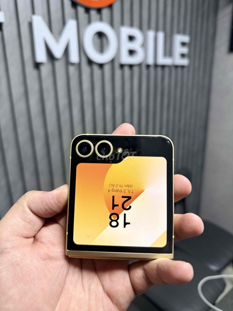 Samsung ZFlip6 256GB Vàng Likenew. Mua bán Điện thoại tại Quận Bình Thạnh Tp Hồ Chí Minh được đăng bởi Đạt Mobi hình 1