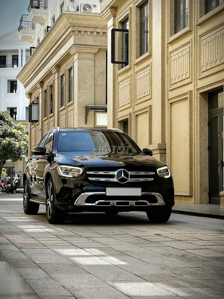 Мерседес GLC200 4matic 2021 черный 46265 км