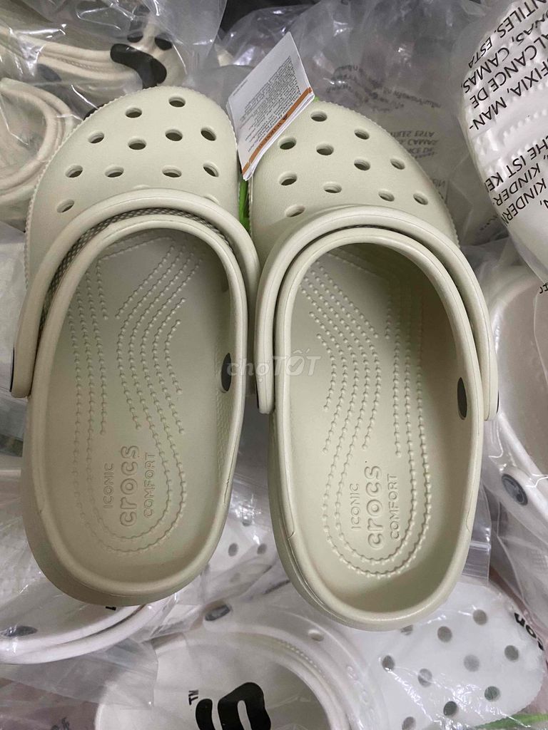 Dép Crocs Nhiều màu. Mua bán Giày dép tại Quận Gò Vấp Tp Hồ Chí Minh được đăng bởi Kho Cung Cấp CROCS Chính Hãng hình 1