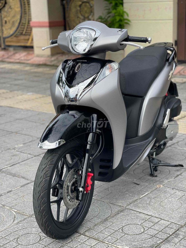 Honda SH Mode с ABS 2020, популярный матовый серо-серебристый цвет, спортивный черный
