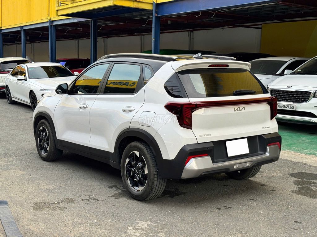 KIA Sonet 2024 1.5 Premium Белый 27 000 км