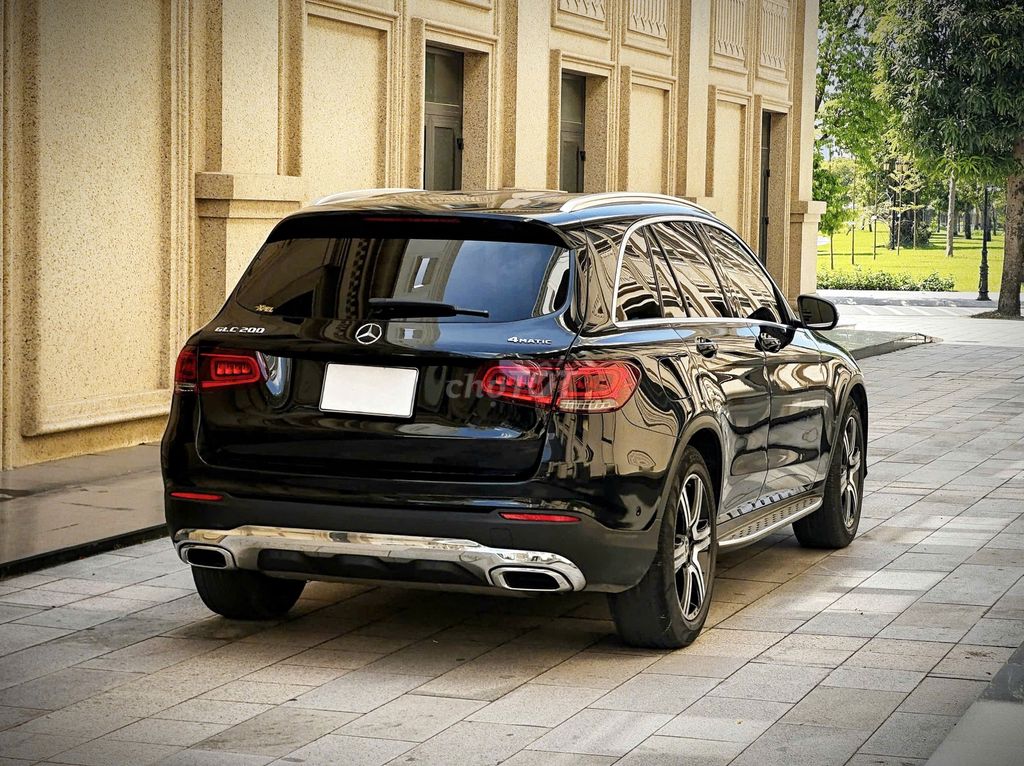 Мерседес GLC200 4matic 2021 черный 46265 км