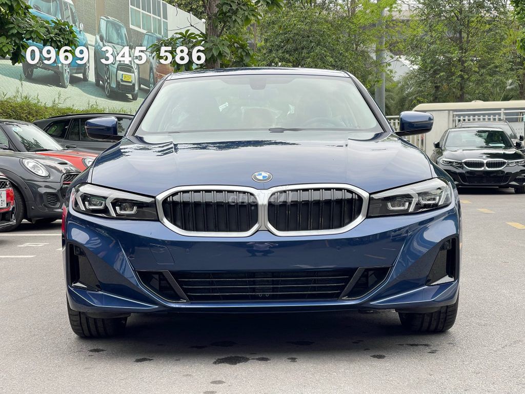 Спортивная линия BMW 3 серии 320i 2025 зеленая