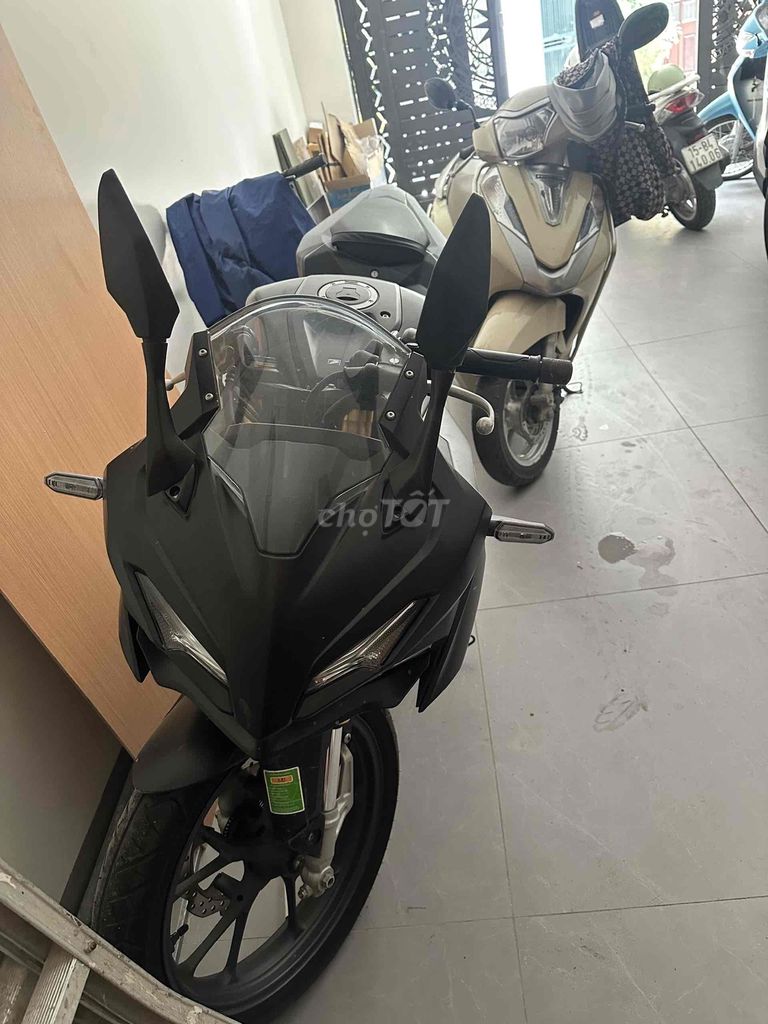 Honda CBR150R черная