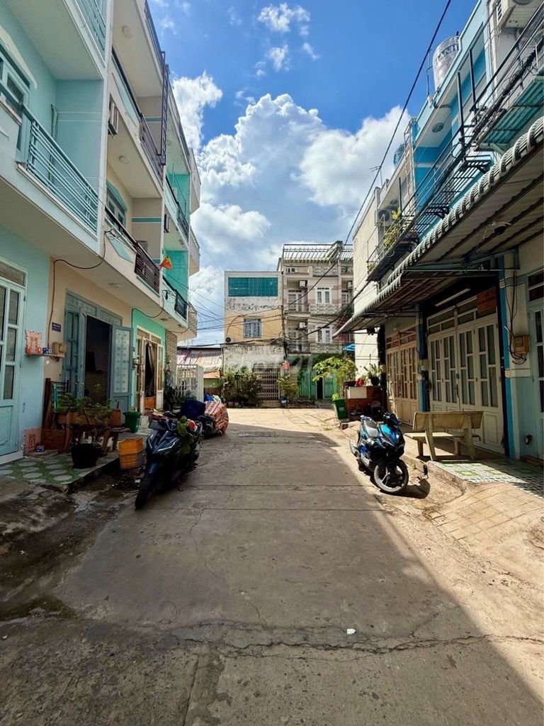 Nhà 5Tầng, 4x13, hxt 6m thông, ngay kề Tên Lửa, giá nhỉnh 5 tỷ ( TL )