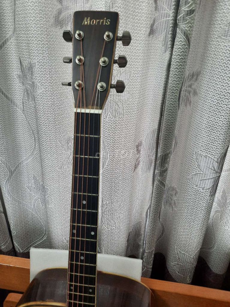 Cần bán lại cây đàn guitar Morris W30