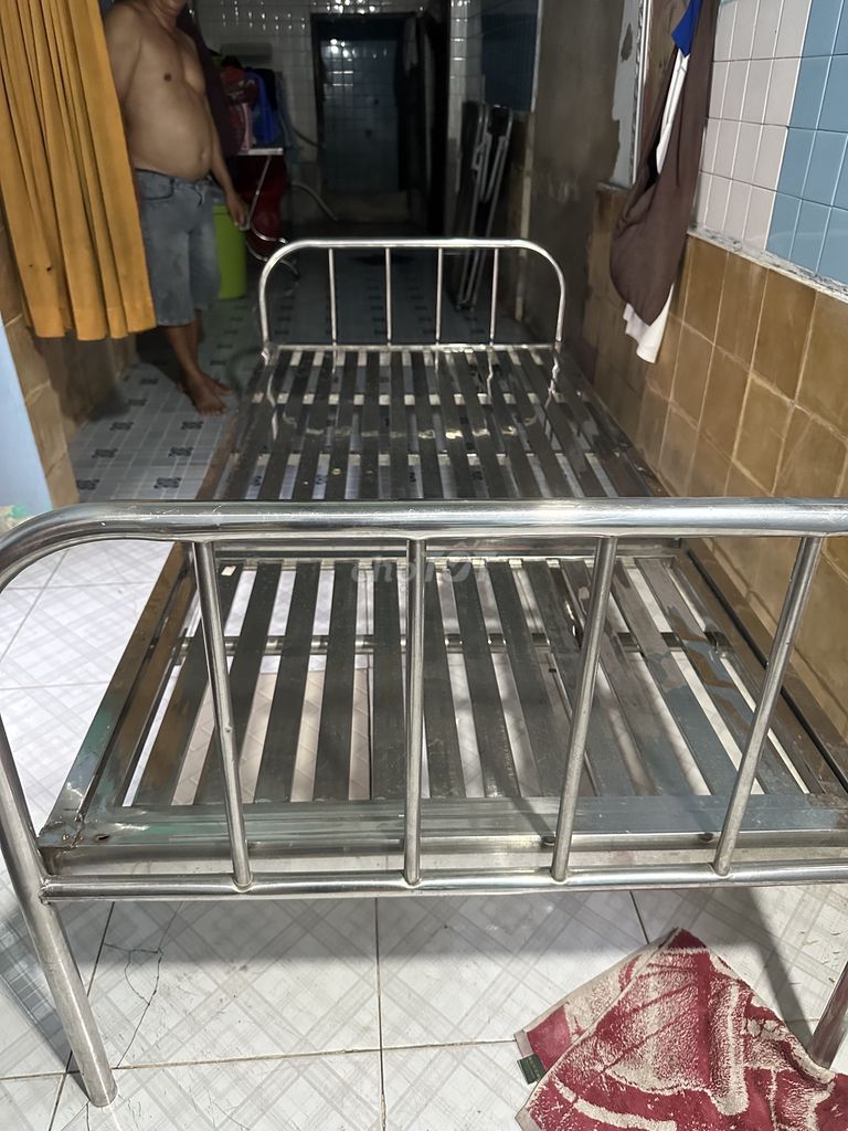 Nhà còn dư cái giường inox cần ra đi