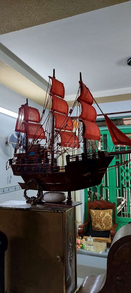 Thuyền buồm gỗ câm lai