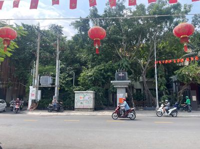 Ngang 10m/400m2 2 Tầng Mt Xuân Thủy Góc Quốc Hương phù hợp f&b