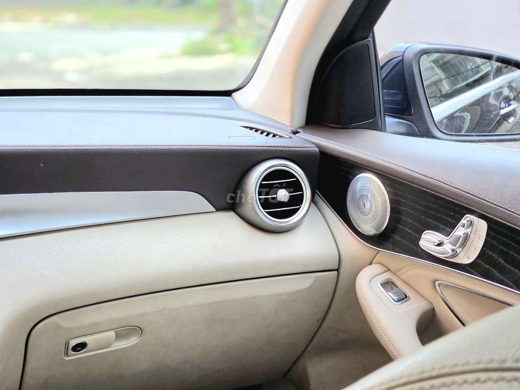 Tầm 800tr có GLC300 4 MATIC chất xe 1 chủ. Mua bán Ô tô tại Quận 7 Tp Hồ Chí Minh được đăng bởi Nguyễn Hoàng Vũ hình 12