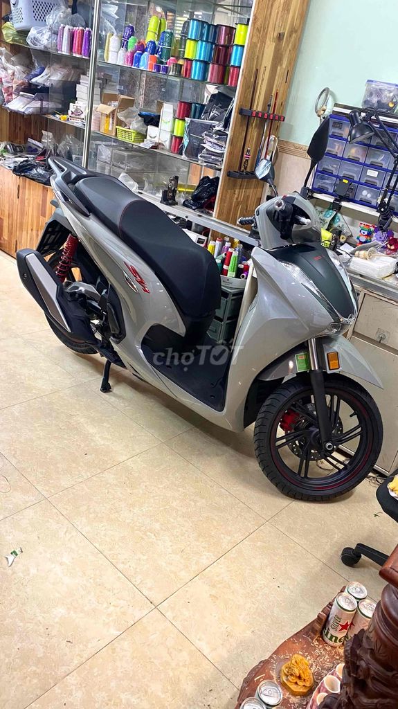 Импортный серый цемент Honda SH350i