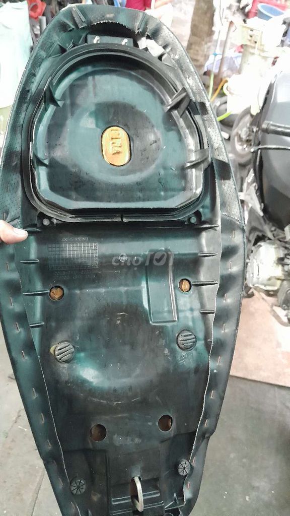 Yên niệm Future Neo 125 GT Yên da bị lỗi. Mua bán Phụ tùng xe tại Quận Bình Tân Tp Hồ Chí Minh được đăng bởi Bé Hằng  hình 2