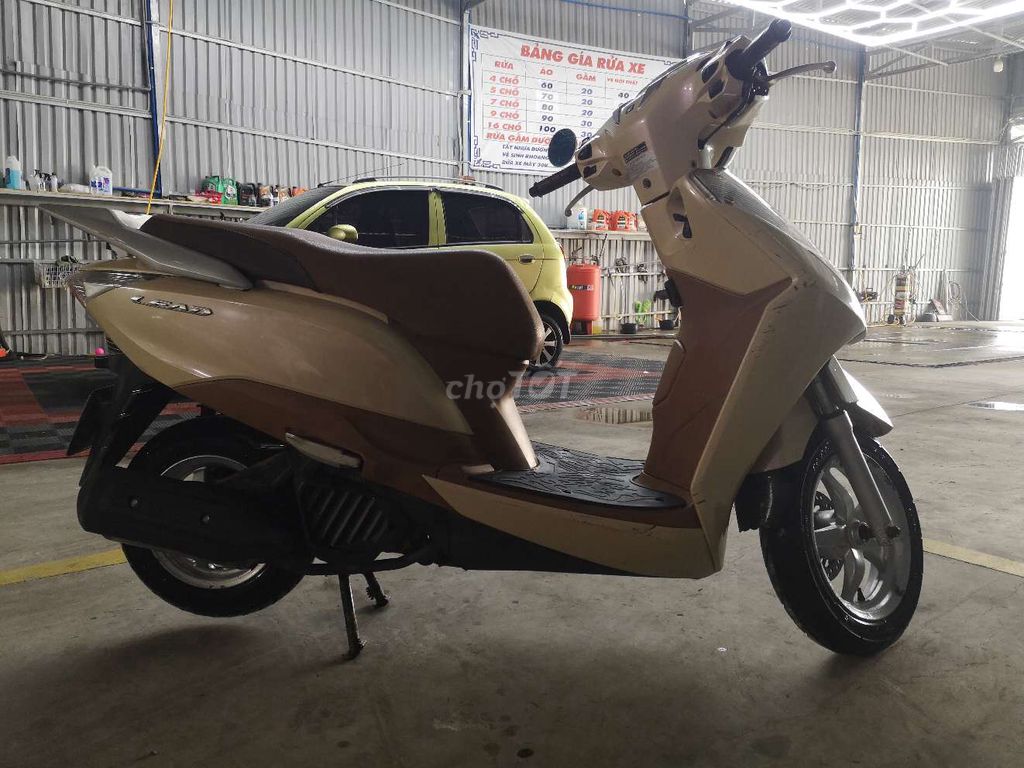 Honda Lead 2023, кремово-желтый, 35 760 км