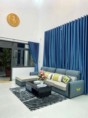 Nhà 2 tầng có sân ô tô rộng và vườn rộng , rất gần chợ và trường học