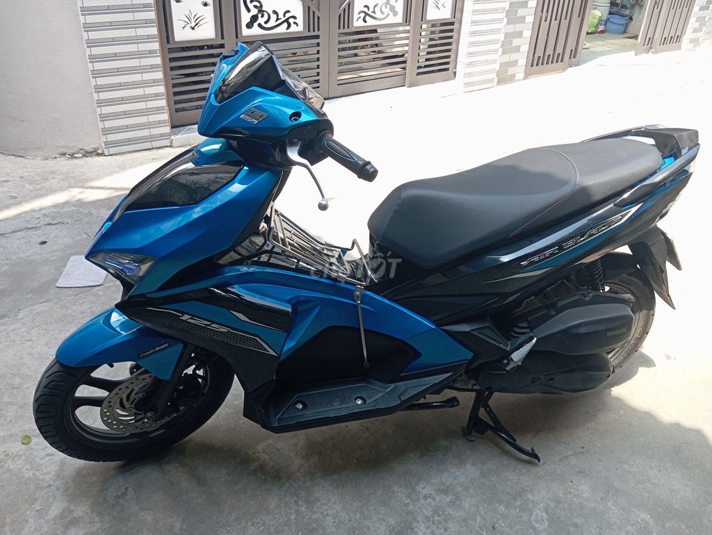 Синий скутер Honda Air Blade 2019
