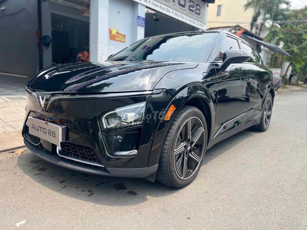 VinFast VF7 Plus 2024 полный привод батарея CATL 19.000 км