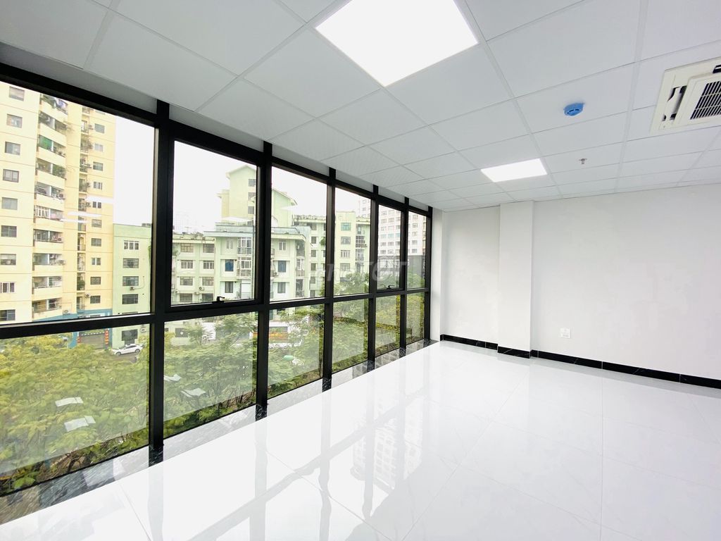 Hiếm! Chùa Láng - VP 65m2 view hồ xanh ngắt, có hầm để ô tô, giá 12tr