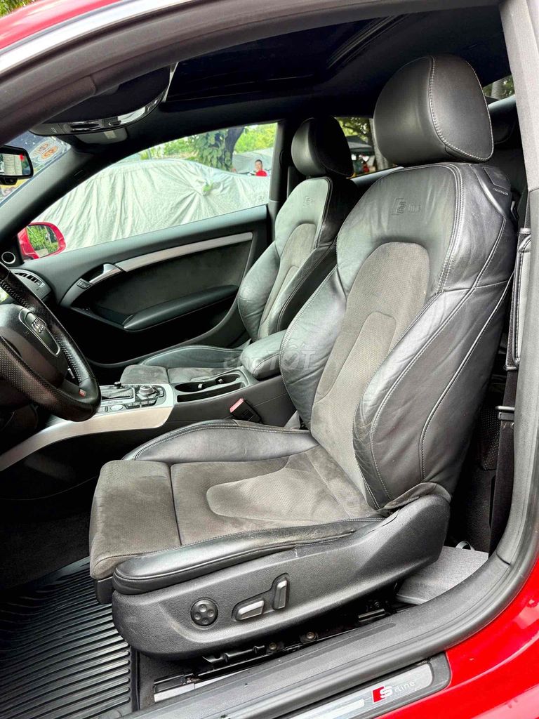 Audi A5 2009 2.0T S-line Quattro - 72000 km