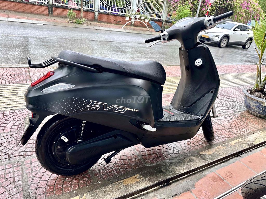 VinFast Evo Гранд черный серый 4000 км