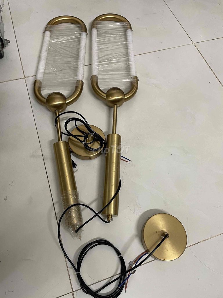 Đèn treo tường Vàng đồng Kim loại chưa sử dụng. Mua bán Đèn tại Quận 12 Tp Hồ Chí Minh được đăng bởi Văn Tráng hình 1
