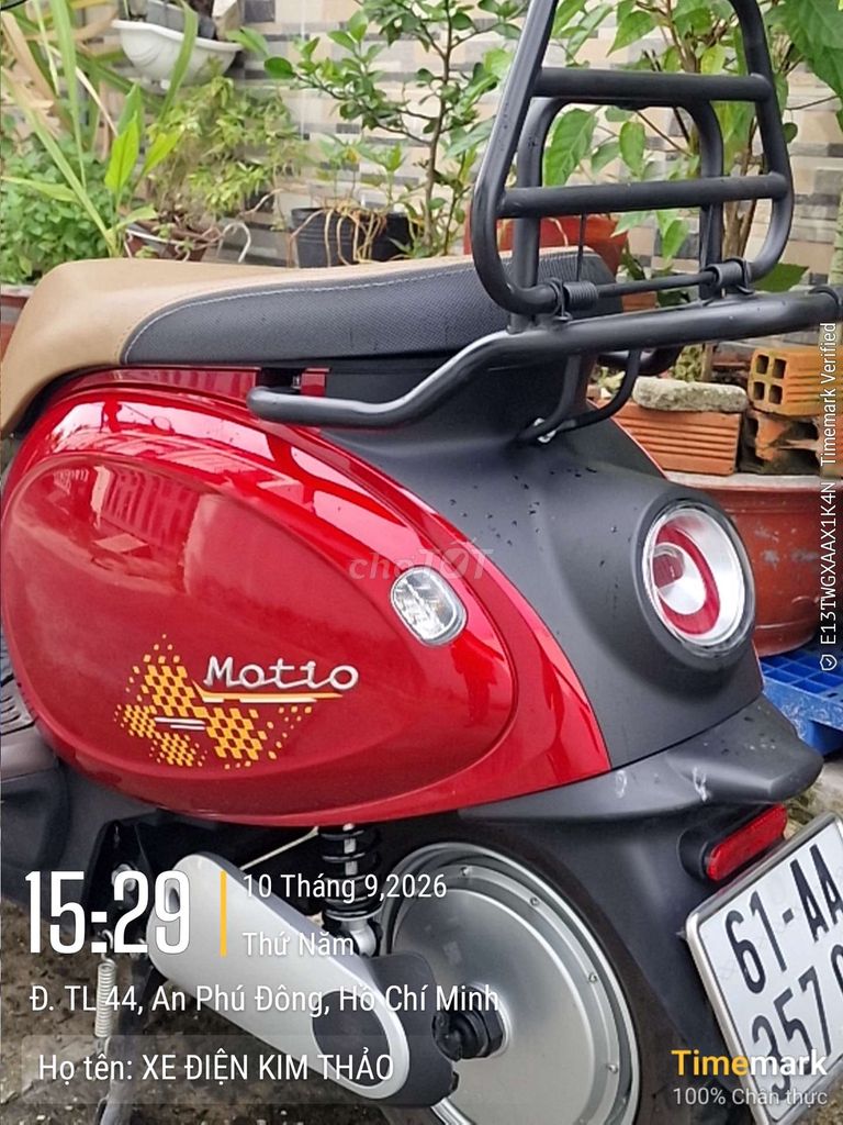 Vinfast Motio красный - школьный автомобиль