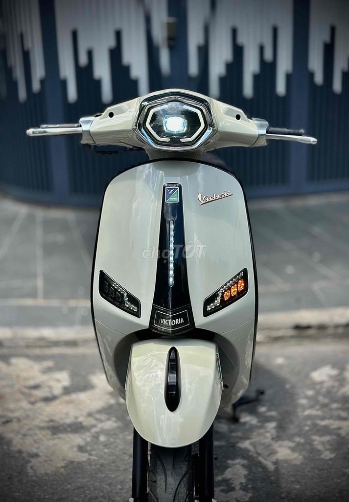 Скутер Victoria 50cc 2023, цвет бежевый