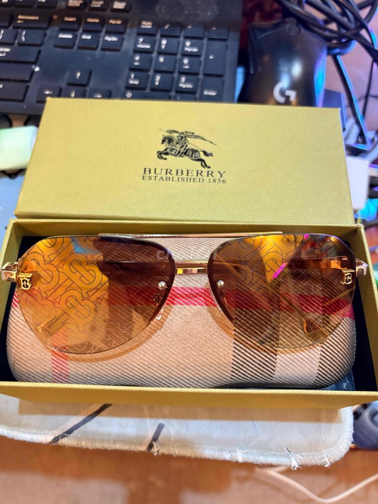 Pass Kính mát Burberry gọng Vàng kim mới 100%. Mua bán Phụ kiện thời trang khác tại Quận 5 Tp Hồ Chí Minh được đăng bởi Long Hoàng hình 1