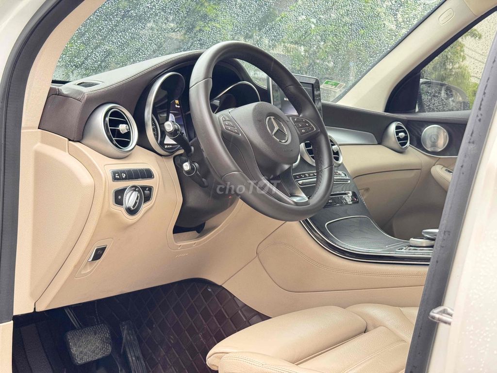 GLC300 4Matic Trắng Kem 8v7 Km (Bao Check). Mua bán Ô tô tại Quận Bình Tân Tp Hồ Chí Minh được đăng bởi Huỳnh Thiên Bảo hình 9