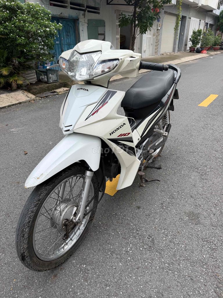 Город белых автобусов Honda Wave Blade 2018