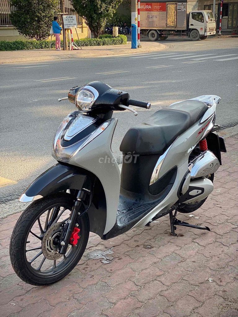 Honda SH mode 2023 ABS 5000km Bạc. Mua bán Xe máy tại Thành phố Thuận An Bình Dương được đăng bởi Cửa  Hàng xe máy An Lộc  hình 3
