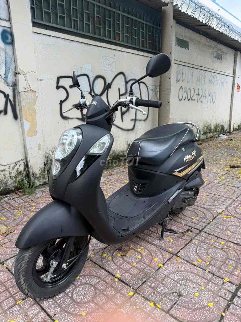 Черный скутер SYM Elite 50