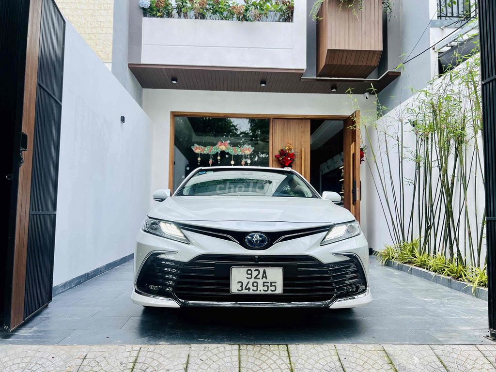 Toyota Camry Hybrid 2022 Trắng 21625 km. Mua bán Ô tô tại Quận Cẩm Lệ Đà Nẵng được đăng bởi USER CAR 1990 hình 1