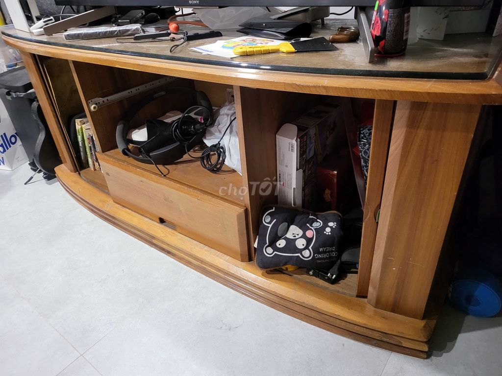 Kệ tivi gỗ màu nâu. Mua bán Tủ, kệ gia đình tại Quận Hai Bà Trưng Hà Nội được đăng bởi Minh Nguyen hình 1