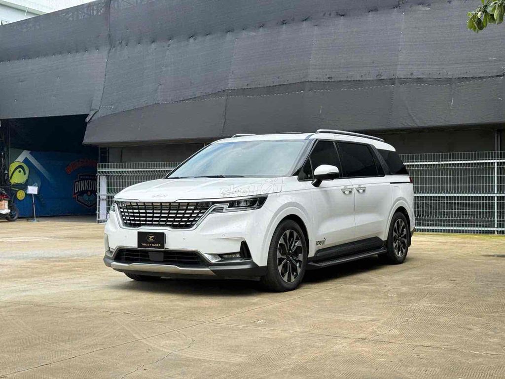KIA Carnival Signature 2023 7-местный белый 77 000 км