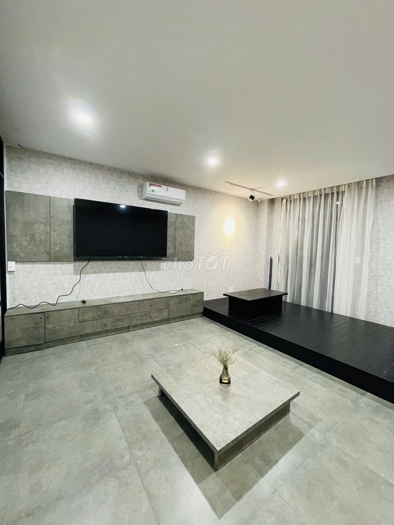 СДАЕТСЯ В АРЕНДУ МАГАЗИН Lakeview City, DT 5x20 м, цена 35 миллионов долларов, с лифтом