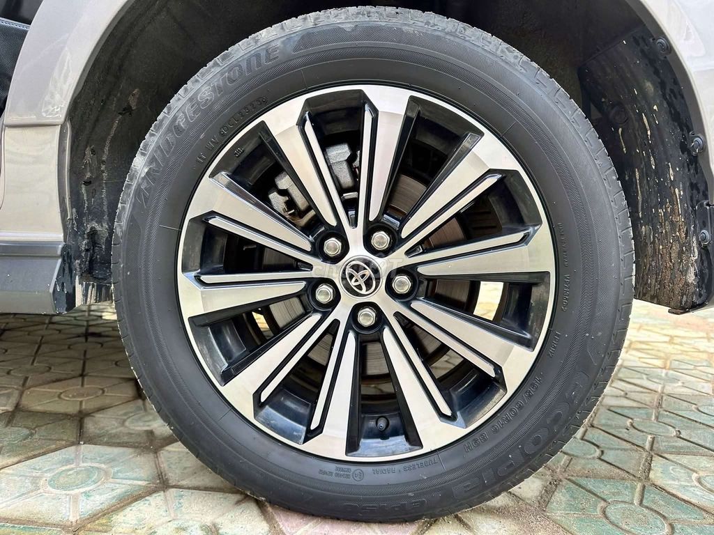Toyota Veloz 2024, серый, пробег 60 тыс. км