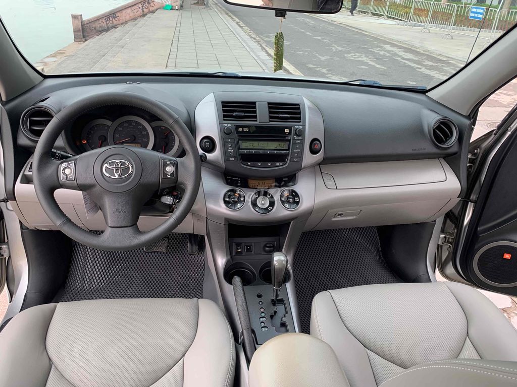 Toyota RAV4 Limited 3.5 4WD viên chức dùng từ mới