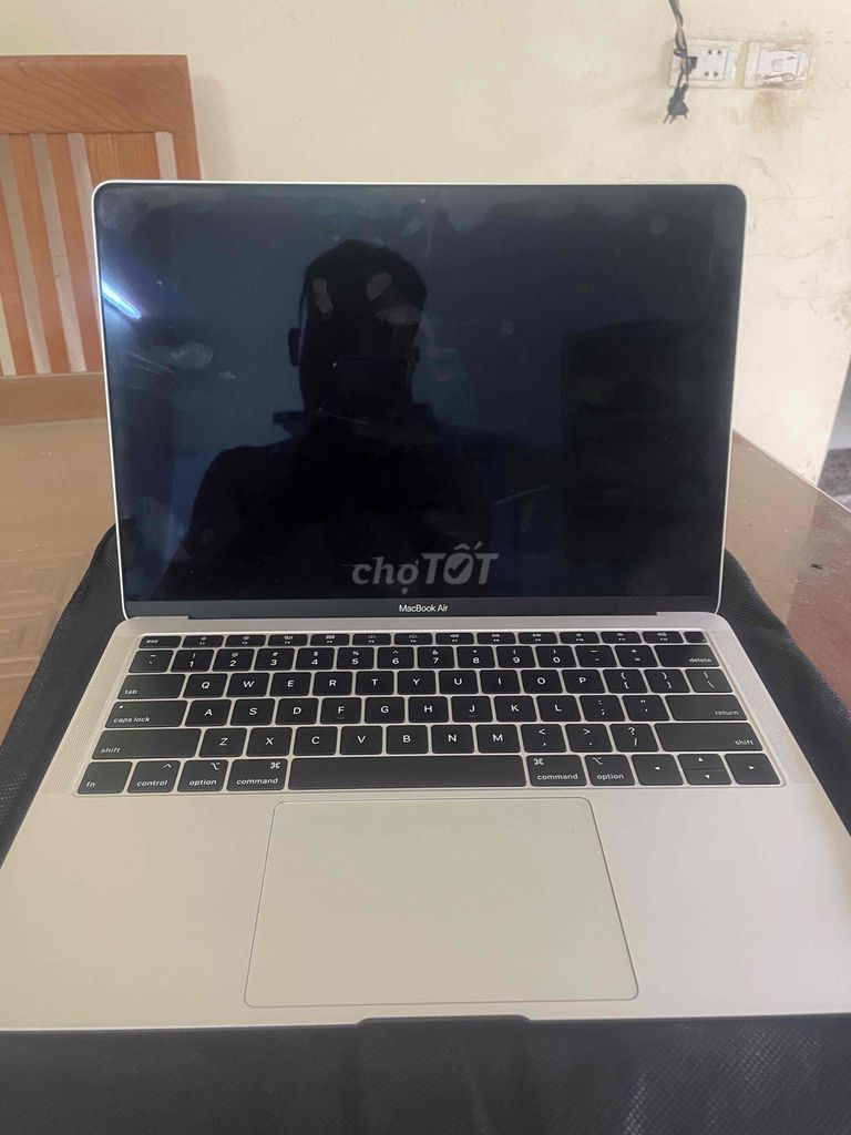 cần bán macbook ari 2018