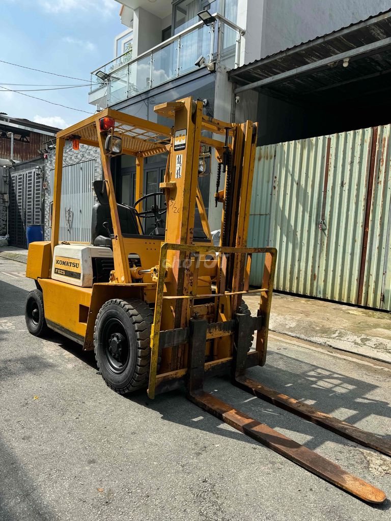 xE NÂNG KOMATSU 2.5 TẤN