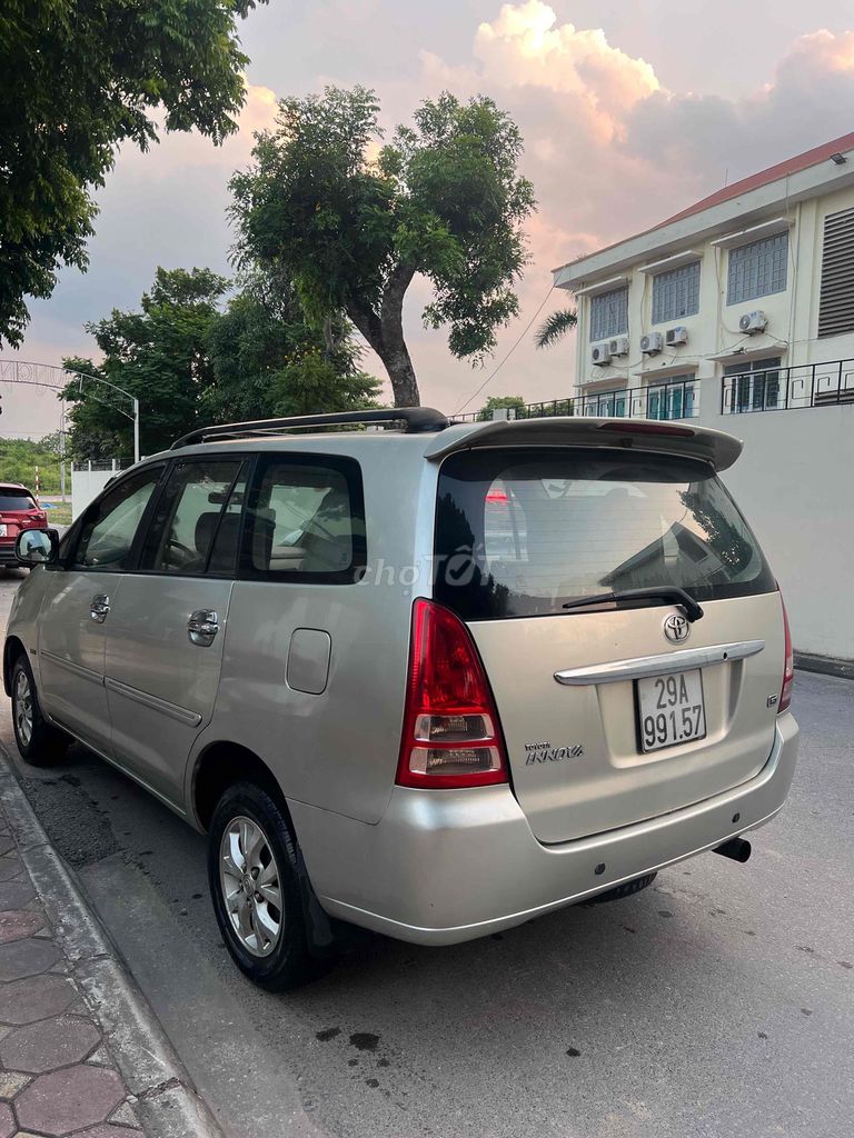 Серебряная колода Toyota Innova 2007.